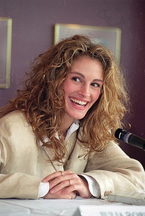 SHORT Julia Roberts, star of the movie "Pelican Letter," appeared at a news conference in Washington.  The movie is based on a novel by John Grisham ROBERTS PELICAN LETTER, WASHINGTON, USA