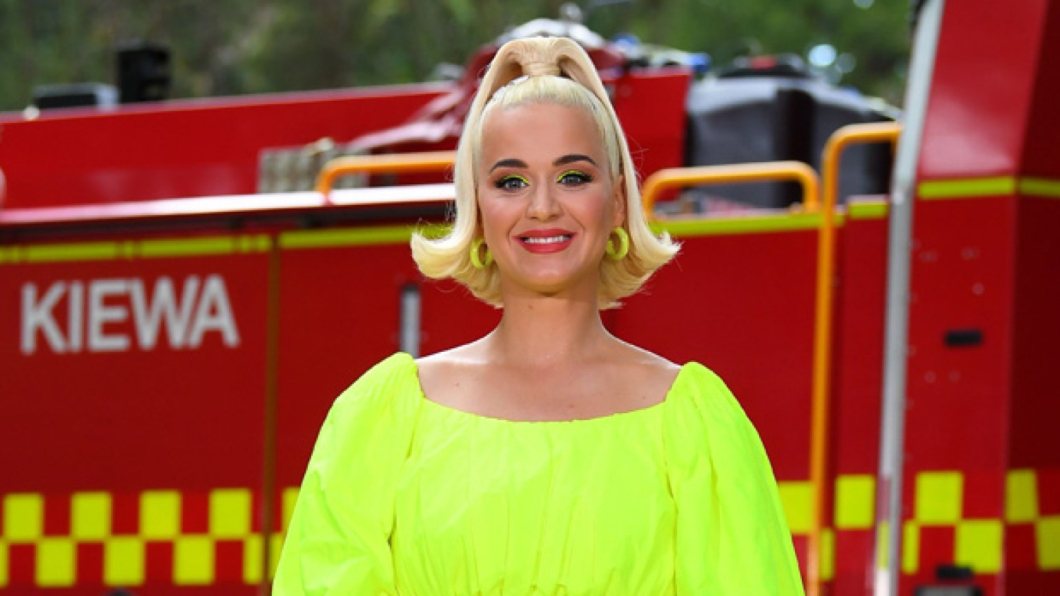 Katy Perry Rocks Neon Green Dress For Australia Concert While Pregnant ...