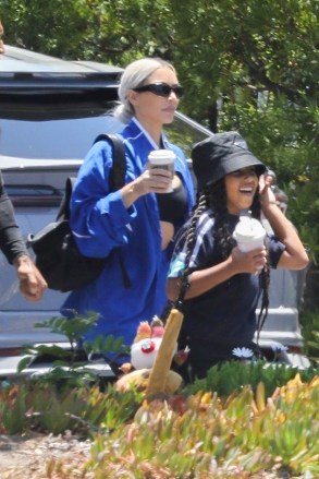 Los Angeles, CA - *EKSKLUSIF* - Kim Kardashian memamerkan perutnya yang mengenakan bra olahraga hitam dengan jaket biru Balenciaga di atasnya saat tiba untuk pesta ulang tahun bersama anak-anaknya North dan Saint West.  Foto: Kim Kardashian, North West BACKGRID USA 9 JULY 2022 AS: +1 310 798 9111 / usasales@backgrid.com UK: +44 208 344 2007 / uksales@backgrid.com *Klien Inggris - Gambar yang Mengandung Anak-anak Harap Pixelate Wajah Sebelum Publikasi*