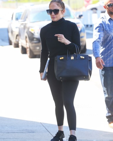 Los Angeles, CA  - *EXCLUSIVE*  - Newlywed Jennifer Lopez, now Jennifer Affleck dons all black and displays her massive ring and brand new wedding band as she hits the gym in L.A.  Pictured: Jennifer Lopez, Jennifer Affleck   BACKGRID USA 19 JULY 2022   USA: +1 310 798 9111 / usasales@backgrid.com  UK: +44 208 344 2007 / uksales@backgrid.com  *UK Clients - Pictures Containing Children Please Pixelate Face Prior To Publication*