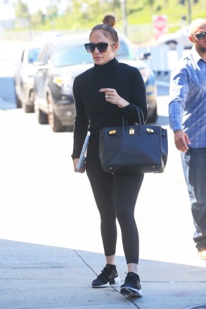 Los Angeles, CA - *EXCLUSIVE* - Newlywed Jennifer Lopez, now Jennifer Affleck dons all black and displays her massive ring and brand new wedding band as she hits the gym in L.A.Pictured: Jennifer Lopez, Jennifer Affleck BACKGRID USA 19 JULY 2022 USA: +1 310 798 9111 / usasales@backgrid.comUK: +44 208 344 2007 / uksales@backgrid.com*UK Clients - Pictures Containing ChildrenPlease Pixelate Face Prior To Publication*