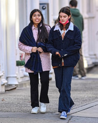 New York, NY  - Grown up Suri Cruise is joined by a friend for a friendly stroll through New York City and from the looks of it, the young daughter of Tom Cruise and Katie Holmes is enjoying her stroll.  Pictured: Suri Cruise  BACKGRID USA 16 NOVEMBER 2021   USA: +1 310 798 9111 / usasales@backgrid.com  UK: +44 208 344 2007 / uksales@backgrid.com  *UK Clients - Pictures Containing Children Please Pixelate Face Prior To Publication*