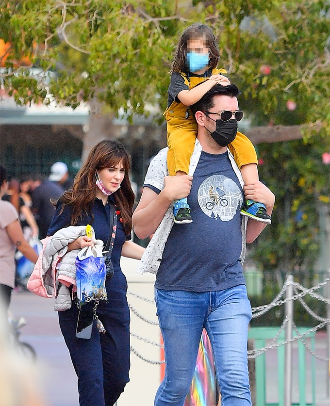 Zooey Deschanel & Jonathan Scott Take Her Kids To Disneyland