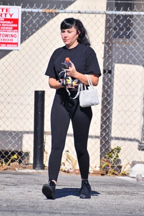 EXCLUSIVE: Amanda Bynes flees to Los Angeles after the news that she has rekindled her romance with her ex-fiancé Paul Michael.  The former child TV actress, now studying to become a manicurist, stopped by 7-11 for a quick coffee and then went to CVS for a few essentials.  The heart tattoo on her left cheek, which she was in the process of removing, was still visible and sported long white nails as she walked.  Bynes, 36, wore large gold earrings that appeared to be a Christian Dior designer brand and a nose ring.  24 October 2022 Image: Amanda Bynes.  photo credit: snorlax / mega TheMegaAgency.com +1 888 505 6342 (mega agency TagID: MEGA910952_007.jpg) [Photo via Mega Agency]