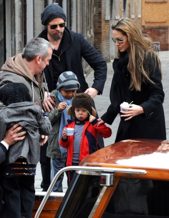 Aktor Angelina Jolie, kanan, dan Brad Pitt, kedua kiri, terlihat bersama anak-anak Maddox, kiri, Shiloh Jolie-Pitt, di Venesia,.  Angelina Jolie berada di Venesia untuk syuting adegan film "Turis"oleh sutradara Florian Henckel von Donnersmarck Jolie Pitt, Venesia, Italia - 16 Feb 2010