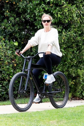 Beverly Hills, CA - *EXCLUSIVE* - Model Rosie Huntington-Whiteley breaks from isolation and goes for a bike ride on her beach cruiser bike. Rosie put her back in a bun and wore a cream crewneck with leggings and New Balance sneakers.Pictured: Rosie Huntington-WhiteleyBACKGRID USA 4 APRIL 2020 BYLINE MUST READ: BACKGRIDUSA: +1 310 798 9111 / usasales@backgrid.comUK: +44 208 344 2007 / uksales@backgrid.com*UK Clients - Pictures Containing ChildrenPlease Pixelate Face Prior To Publication*