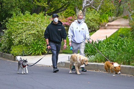 Los Angeles, CA  - *EXCLUSIVE*  - Joe Jonas and expecting wife Sophie Turner get some fresh air and stretch their legs while going on a walk with their dogs.  The couple both wore protective masks for their own safety and cozy hoodies for the weekend stroll.

Pictured: Joe Jonas, Sophie Turner

BACKGRID USA 18 APRIL 2020 

USA: +1 310 798 9111 / usasales@backgrid.com

UK: +44 208 344 2007 / uksales@backgrid.com

*UK Clients - Pictures Containing Children
Please Pixelate Face Prior To Publication*