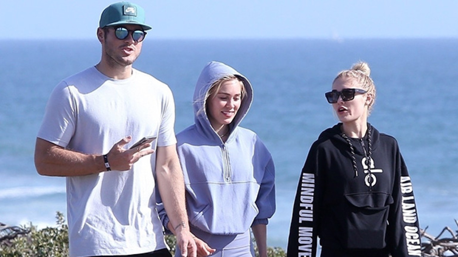 Colton Underwood And Cassie Randolph On A Beach Stroll With Her Sister Hollywood Life 