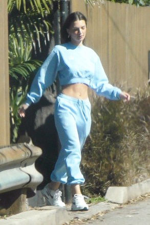 Los Angeles, CA  - *EXCLUSIVE*  - Emily Ratajkowski shows off her flat, toned stomach while getting picked up by a friend at her LA home, seemingly flaunting "stay at home" orders that ask people not to socialize, and to only go out for essential errands.Pictured: Emily RatajkowskiBACKGRID USA 11 APRIL 2020 USA: +1 310 798 9111 / usasales@backgrid.comUK: +44 208 344 2007 / uksales@backgrid.com*UK Clients - Pictures Containing ChildrenPlease Pixelate Face Prior To Publication*