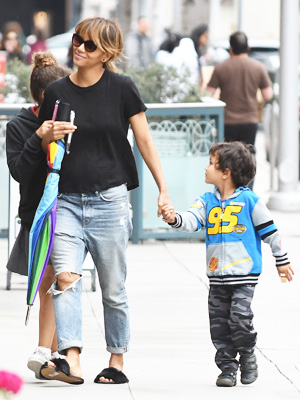 Halle Berry son workout equipment