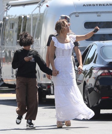 Los Angeles, CA  - Jennifer Lopez shows her daughter Emme around as they visit Ben Affleck on the set of his untitled 'Nike' project in Los Angeles.Pictured: Jennifer Lopez, Emme MaribelBACKGRID USA 17 JUNE 2022 BYLINE MUST READ: LaStarPixMEDIA / BACKGRIDUSA: +1 310 798 9111 / usasales@backgrid.comUK: +44 208 344 2007 / uksales@backgrid.com*UK Clients - Pictures Containing ChildrenPlease Pixelate Face Prior To Publication*