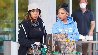 Jordyn Woods & her sister Jodie grocery shopping