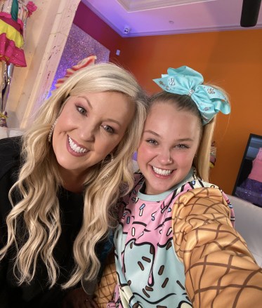 CELEBRITY WATCH PARTY: L-R: Jessalynn and JoJo Siwa on the all-new unscripted series CELEBRITY WATCH PARTY, premiering Thursday, May 7 (8:00-9:00 PM ET/PT) on FOX. © 2020 FOX MEDIA LLC. Cr: FOX