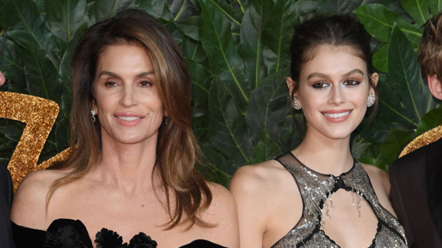 Cindy Crawford Looks Like Kaia Gerber While In Daisy Dukes — Pic 