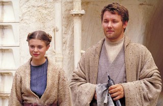 Editorial use only. No book cover usage.
Mandatory Credit: Photo by Lucasfilm/Fox/Kobal/Shutterstock (5886234cg)
Bonnie Piesse, Joel Edgerton
Star Wars Episode II - Attack Of The Clones - 2002
Director: George Lucas
Lucasfilm/20th Century Fox
USA
Scene Still
Scifi
Episode II / 2
Star wars: Episode II - L'attaque des clones