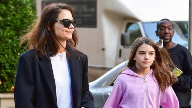 Katie Holmes & Suri Cruise Show Off Matchign Tie-Dye Outfits — Pic ...