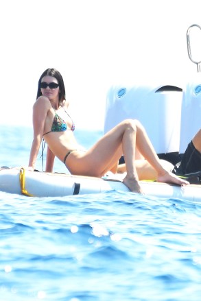 EKSKLUSIF: Kendall Jenner memamerkan tubuhnya yang kencang dalam balutan bikini selama liburan kapal pesiar Italia di Capri dan di pantai Amalfi.  25 Agustus 2021 Foto: Kendall Jenner.  Kredit foto: MEGA TheMegaAgency.com +1 888 505 6342 (Mega Agency TagID: MEGA781160_014.jpg) [Photo via Mega Agency]