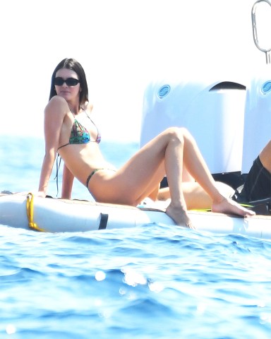 EXCLUSIVE: Kendall Jenner showcases her toned frame in a bikini during Italian yacht break in Capri and on the Amalfi coast. 25 Aug 2021 Pictured: Kendall Jenner. Photo credit: MEGA TheMegaAgency.com +1 888 505 6342 (Mega Agency TagID: MEGA781160_014.jpg) [Photo via Mega Agency]