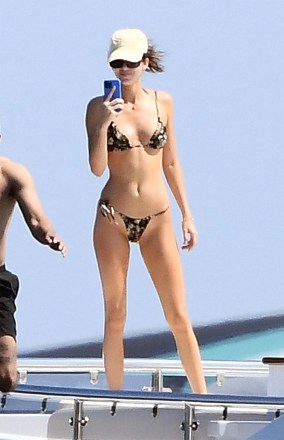 *EXCLUSIVE* Sardinia, ITALY - Model Kendall Jenner shows off her toned body in a bikini as she is photographed with boyfriend Devin Booker aboard a yacht while vacationing in Sardinia.  Pictured: Kendall Jenner BACKGRID USA AUGUST 19, 2021 BYLINE MUST READ: LA FATA / Cobra Team / BACKGRID USA: +1 310 798 9111 / usasales@backgrid.com UK: +44 208 344 2007 / uksales@backgrid.com *UK Clients - Images containing children Pixelate the face before publication*
