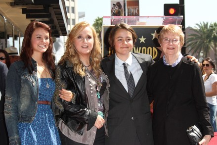 Melissa Etheridge (2L) kızı Bailey, oğlu Beckett ve annesi Edna Melissa Etheridge ile Hollywood Walk of Fame, Los Angeles, Amerika'da Star ile onurlandırıldı - 27 Eylül 2011
