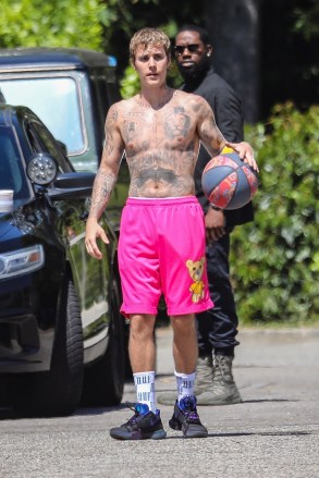 Beverly Hills, CA  - Justin Bieber shows off his abs as he plays basketball shirtless on Memorial Day.Pictured: Justin BieberBACKGRID USA 25 MAY 2020 BYLINE MUST READ: SPOT / BACKGRIDUSA: +1 310 798 9111 / usasales@backgrid.comUK: +44 208 344 2007 / uksales@backgrid.com*UK Clients - Pictures Containing ChildrenPlease Pixelate Face Prior To Publication*