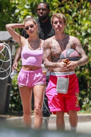 Beverly Hills, CA - Hailey Bieber arrives home bringing coffee to her hubby Justin while he is playing some basketball outside.Pictured: Hailey Bieber, Justin BieberBACKGRID USA 25 MAY 2020 USA: +1 310 798 9111 / usasales@backgrid.comUK: +44 208 344 2007 / uksales@backgrid.com*UK Clients - Pictures Containing ChildrenPlease Pixelate Face Prior To Publication*