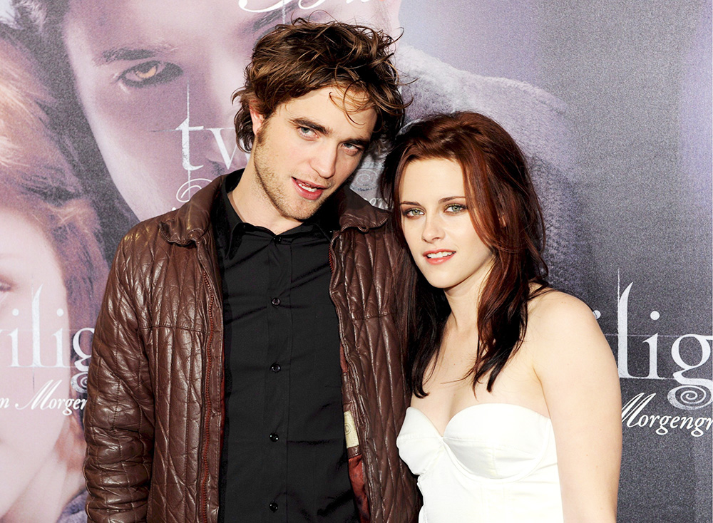 La actriz estadounidense Kristen Stewart (d) y el actor británico Robert Pattinson posan durante una sesión de autógrafos antes de la presentación de su nueva película 'Crepúsculo' por la directora estadounidense Catherine Hardwicke en Munich, Alemania, el 6 de diciembre de 2008. La película recaudó más de 70 millones de dólares estadounidenses en su primer fin de semana de estreno en los EE. UU. Trata sobre una adolescente que arriesga todo cuando se enamora de un vampiro. Alemania Munich Alemania Cine - Diciembre 2008