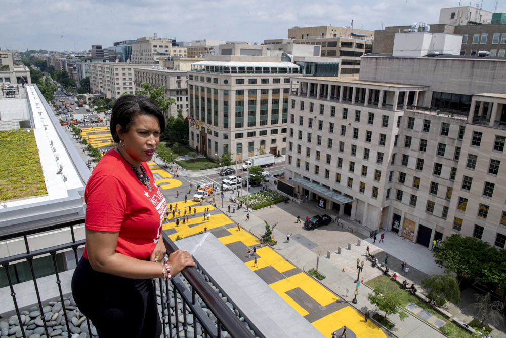 En esta imagen facilitada por la Oficina Ejecutiva de la Alcalde, la alcalde del Distrito de Columbia, Muriel Bowser, observa desde la azotea del hotel Hay Adams, cerca de la Casa Blanca, las palabras "Las Vidas de los Negros Importan" que trabajadores de la ciudad y activistas pintaron con grandes letras amarillas en una calle en Washington, el viernes 5 de junio de 2020
EEUU-PROTESTAS-DC, Washington, United States - 05 Jun 2020