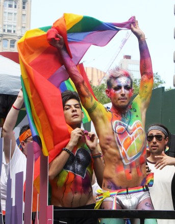 Frankie Grande pictured kissing his boyfriend Hale Leon at the World Pride NYC 2019 Parade in Downtown, Manhattan.Pictured: Frankie Grande,Hale LeonRef: SPL5101461 010719 NON-EXCLUSIVEPicture by: Jose Perez / SplashNews.comSplash News and PicturesUSA: +1 310-525-5808London: +44 (0)20 8126 1009Berlin: +49 175 3764 166photodesk@splashnews.comWorld Rights
