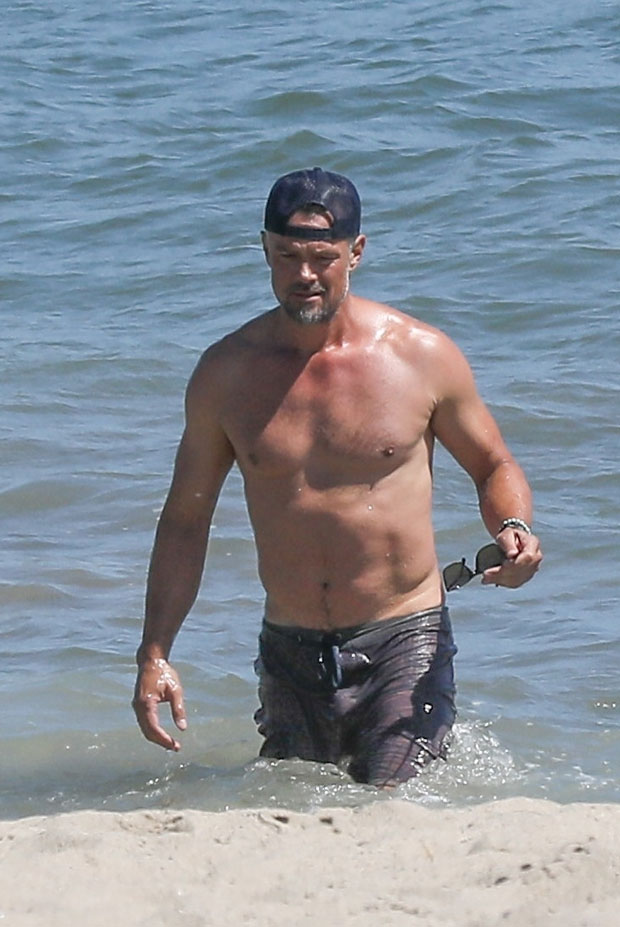 Josh Duhamel Shirtless Actor Shows Off Amazing Abs At The Beach 