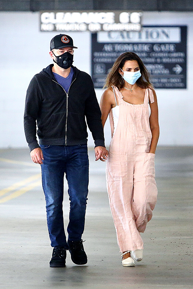 Matt Damon Wife Luciana Barroso Hold Hands Wear Face Masks In L A Pic Hollywood Life