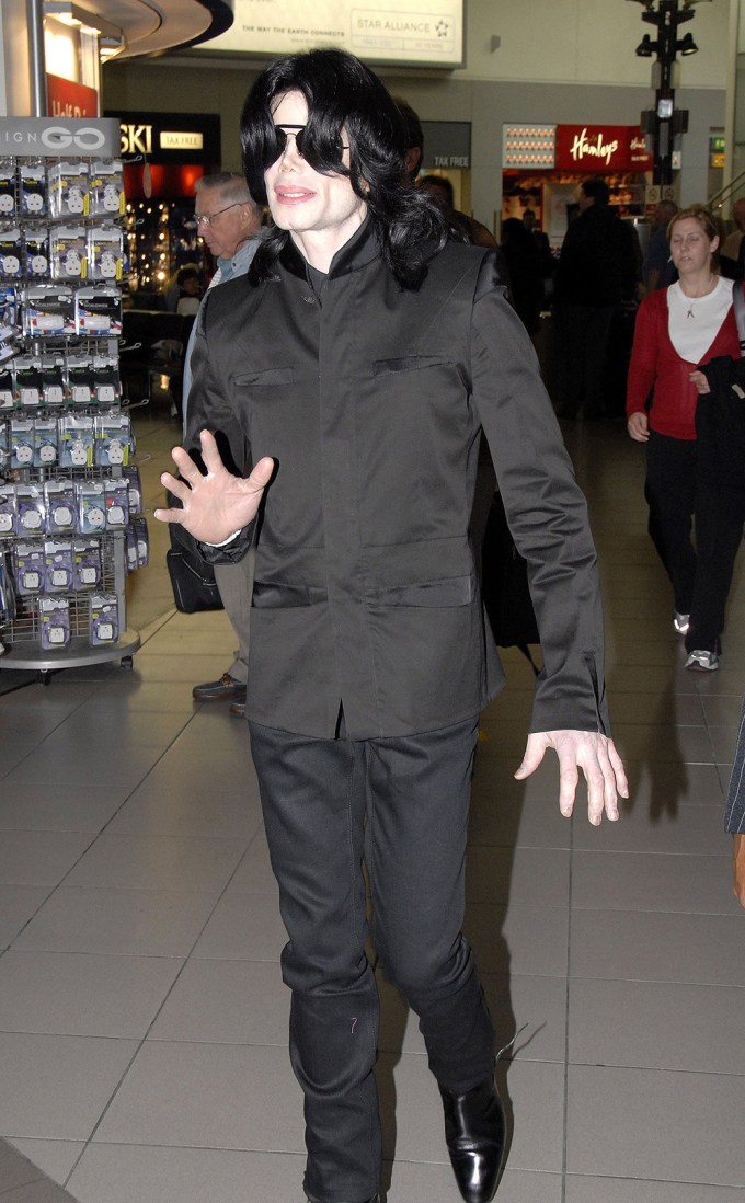 Michael Jackson at Heathrow airport, London, Britain – 01 Jun 2007