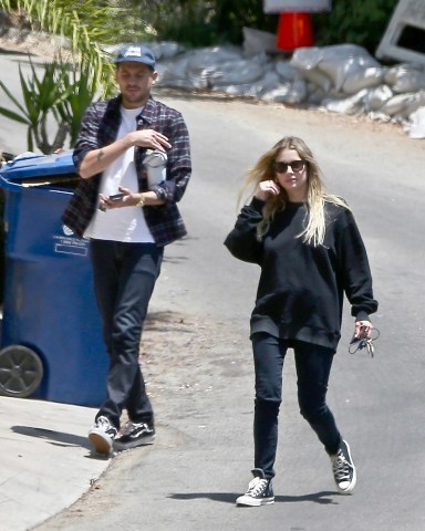 Los Angeles, CA - *EXCLUSIVE* Ashley Benson and G-Eazy get their mail as they return home after spending time with some friends in LA.Pictured: Ashley Benson, G-EazyBACKGRID USA 6 JULY 2020 USA: +1 310 798 9111 / usasales@backgrid.comUK: +44 208 344 2007 / uksales@backgrid.com*UK Clients - Pictures Containing ChildrenPlease Pixelate Face Prior To Publication*