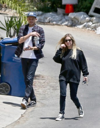 Los Angeles, CA - *EXCLUSIVE* Ashley Benson and G-Eazy get their mail as they return home after spending time with some friends in LA.Pictured: Ashley Benson, G-EazyBACKGRID USA 6 JULY 2020 USA: +1 310 798 9111 / usasales@backgrid.comUK: +44 208 344 2007 / uksales@backgrid.com*UK Clients - Pictures Containing ChildrenPlease Pixelate Face Prior To Publication*
