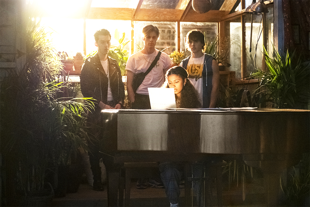 JULIE AND THE PHANTOMS (L to R) JEREMY SHADA as REGGIE, OWEN JOYNER as ALEX, MADISON REYES as JULIE, and CHARLIE GILLESPIE as LUKE in episode 101 of JULIE AND THE PHANTOMS Cr. KAILEY SCHWERMAN/NETFLIX © 2020