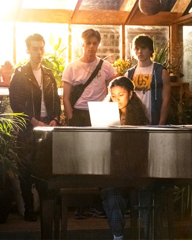 JULIE AND THE PHANTOMS (L to R) JEREMY SHADA as REGGIE, OWEN JOYNER as ALEX, MADISON REYES as JULIE, and CHARLIE GILLESPIE as LUKE in episode 101 of JULIE AND THE PHANTOMS Cr. KAILEY SCHWERMAN/NETFLIX © 2020