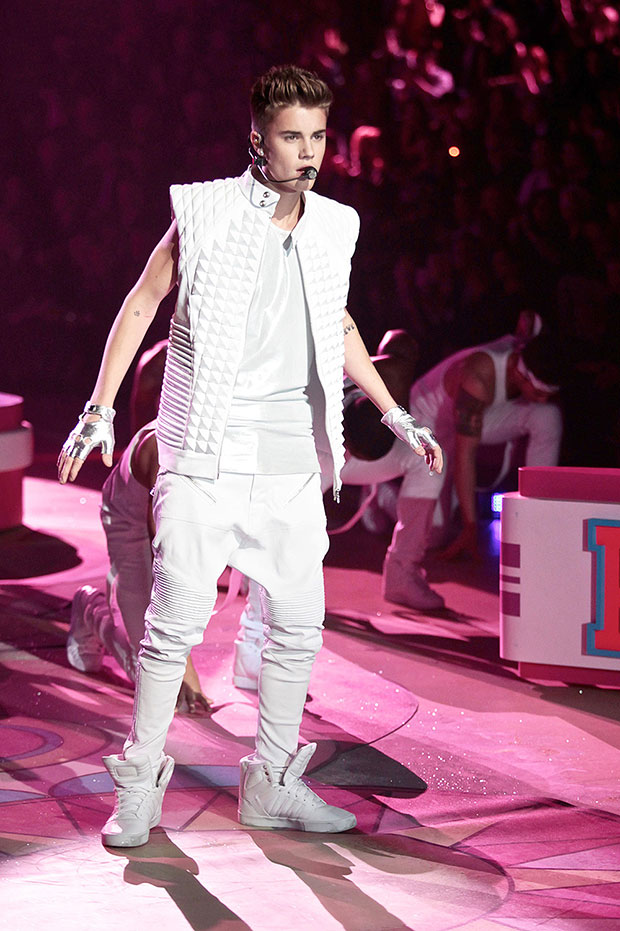 Justin Bieber's 13 Hottest Performance Looks Of All-Time: Photos –  Hollywood Life