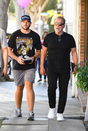 Santa Monica, CA  - *EXCLUSIVE*  - Arnold Schwarzenegger goes out to lunch with his son Christopher at R+D Kitchen in Santa Monica.Pictured: Christopher Schwarzenegger, Arnold SchwarzeneggerBACKGRID USA 11 NOVEMBER 2021 USA: +1 310 798 9111 / usasales@backgrid.comUK: +44 208 344 2007 / uksales@backgrid.com*UK Clients - Pictures Containing ChildrenPlease Pixelate Face Prior To Publication*