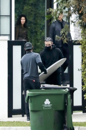Los Angeles, CA  - *EXCLUSIVE*  - 'Blood & Treasure' Moroccan actress Sofia Pernas seen at her boyfriend Justin Hartley's house as they get a new table delivered to his house on Christmas Day.Pictured: Sofia Pernas, Justin HartleyBACKGRID USA 25 DECEMBER 2020 BYLINE MUST READ: Stefan / BACKGRIDUSA: +1 310 798 9111 / usasales@backgrid.comUK: +44 208 344 2007 / uksales@backgrid.com*UK Clients - Pictures Containing ChildrenPlease Pixelate Face Prior To Publication*