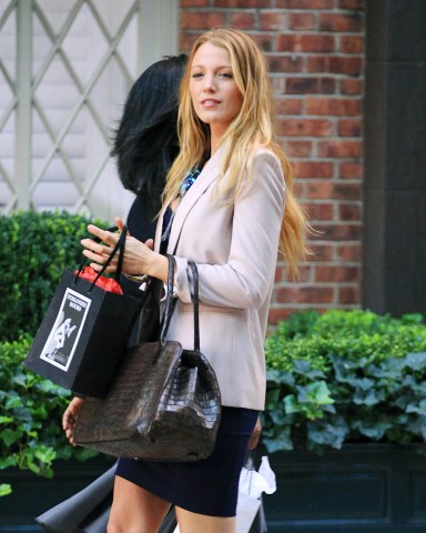 Photo by: Jackson Lee/starmaxinc.com©2010ALL RIGHTS RESERVEDTelephone/Fax: (212) 995-11969/8/10Blake Lively on the set of "Gossip Girl".(NYC) (Star Max via AP Images)