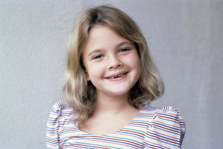 Altı yaşındaki aktris Drew Barrymore, ünlü aktör John Barrymore, Sr.'nin torunu ve hit filmde rol aldı "ET, Dünya Dışı," 1982'de görülüyor. (AP Fotoğrafı/Doug Pizac)