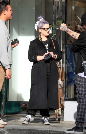 Beverly Hills, CA - * EXCLUSIVE * Kelly Osbourne chats with friends after meeting for lunch at La Scala in Beverly Hills.  Pictured: Kelly Osbourne BACKGRID USA 14 JANUARY 2022 BYLINE MUST READ: BACKGRID USA: +1 310 798 9111 / usasales@backgrid.com UK: +44 208 344 2007 / uksales@backgrid.com * UK Clients - Pictures Containing Children Please Pixelate Face Prior To Publication *