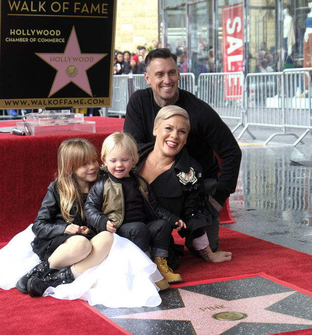 Pink & Her Daughter Willow Look Like Twins In Adorable Selfie