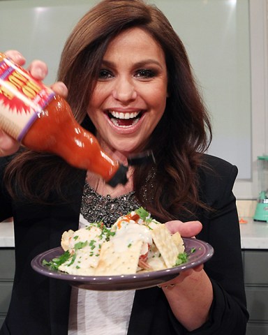 Rachael Ray poses with her Lobster Newburg Nachos made with lobster tail, Old Bay Seasoning, hot sauce and served over crackers and salt and vinegar chips.Pictured: Rachel RayRef: SPL956870 200215 NON-EXCLUSIVEPicture by: SplashNews.comSplash News and PicturesUSA: +1 310-525-5808London: +44 (0)20 8126 1009Berlin: +49 175 3764 166photodesk@splashnews.comWorld Rights