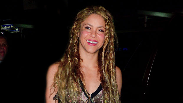 Shakira Poses In Makeup-Free Selfies With Boyfriend Gerard Pique ...
