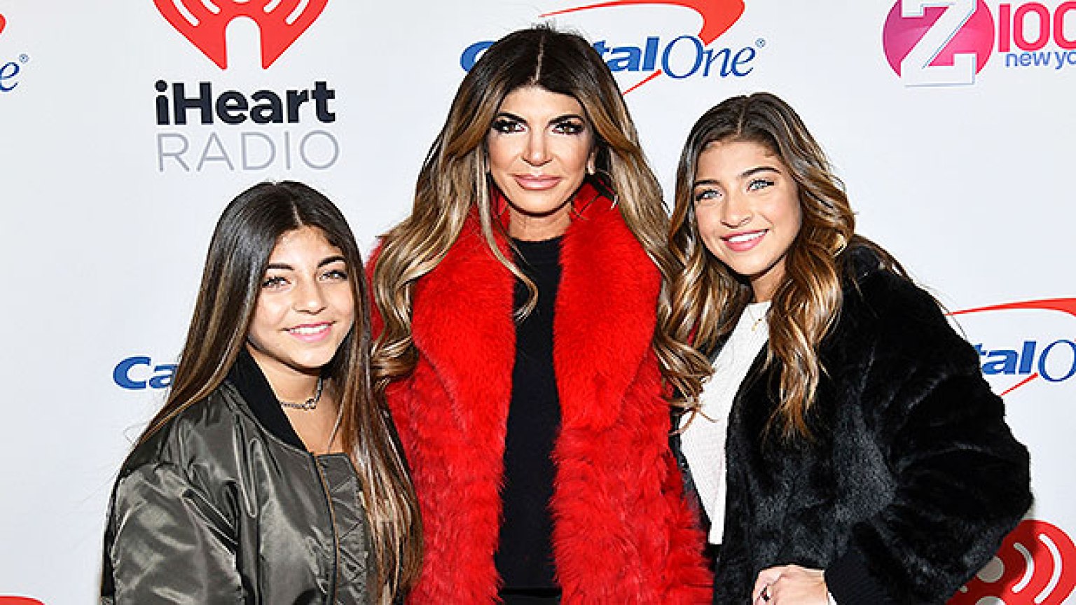 Teresa Giudice Twinning With Her Daughters Photos With Her Mini Mes Hollywood Life 3587