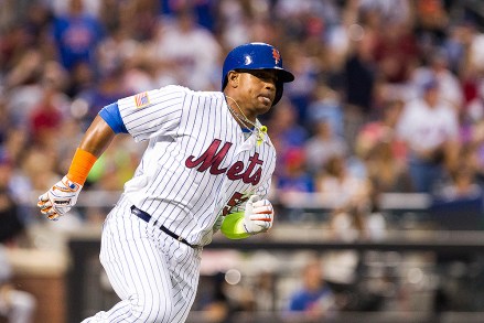July 04, 2016: New York Mets center fielder Yoenis Céspedes (52) hustles to first base, on a 2 run double in the 8th inning during a National League East match-up between the Miami Marlins and the New York Mets at Citi Field in Flushing, NY. (Photo by David Hahn/Icon Sportswire) (Icon Sportswire via AP Images)