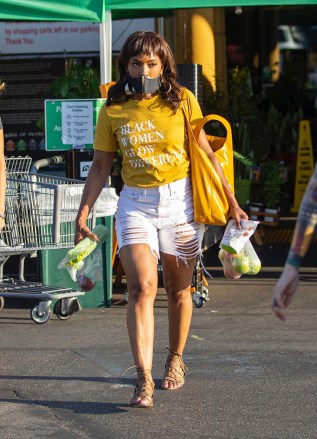 Los Angeles, CA  - *EXCLUSIVE* "9-1-1" actress Angela Bassett seen shopping at Whole Foods in Los Angeles. Angela makes history as the highest-paid black actress in TV history. The actress is making $450,000. per episode.Pictured: Angela BassettBACKGRID USA 9 AUGUST 2021 USA: +1 310 798 9111 / usasales@backgrid.comUK: +44 208 344 2007 / uksales@backgrid.com*UK Clients - Pictures Containing ChildrenPlease Pixelate Face Prior To Publication*