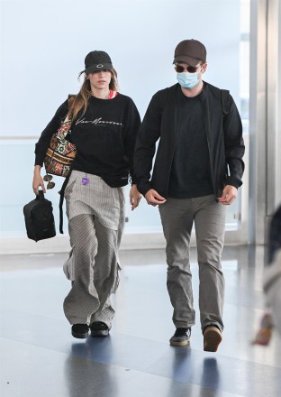New York, NY  - *EXCLUSIVE*  - 'The Batman' star Robert Pattinson and girlfriend Suki Waterhouse coordinate their looks as we spot them arriving at JFK Airport in NYC.Pictured: Robert Pattinson, Suki WaterhouseBACKGRID USA 19 JULY 2022 USA: +1 310 798 9111 / usasales@backgrid.comUK: +44 208 344 2007 / uksales@backgrid.com*UK Clients - Pictures Containing ChildrenPlease Pixelate Face Prior To Publication*