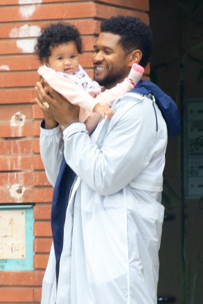 Beverly Hills, CA  - *EXCLUSIVE*  - Usher has a laugh as he plays with his adorable daughter Sovereign while out shopping in Beverly Hills.

Pictured: Usher

BACKGRID USA 27 MAY 2021 

USA: +1 310 798 9111 / usasales@backgrid.com

UK: +44 208 344 2007 / uksales@backgrid.com

*UK Clients - Pictures Containing Children
Please Pixelate Face Prior To Publication*